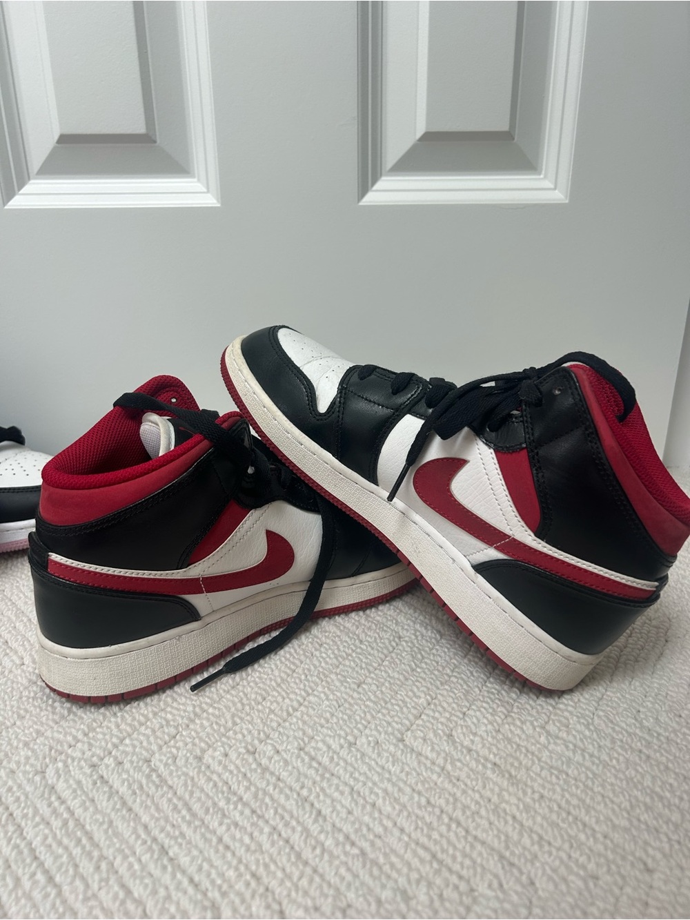 Nike White Black Red Low-Top Sneakers